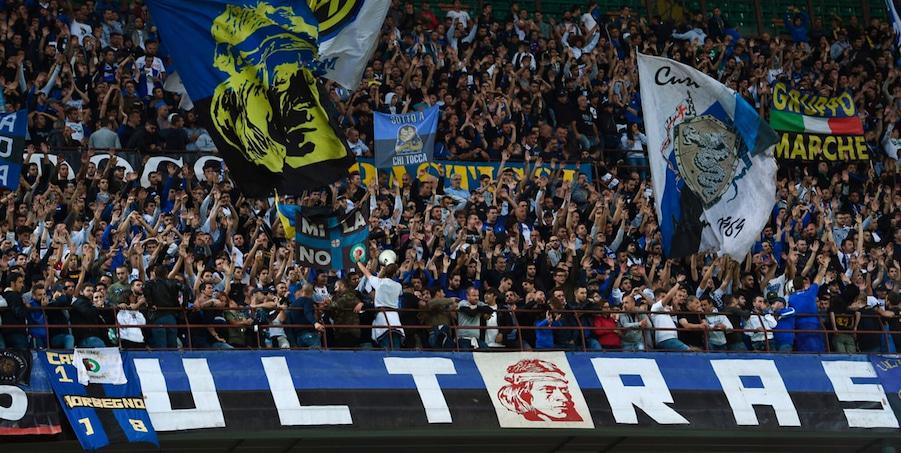 奥俱乐部及, 官以黑手党, 都灵体育报